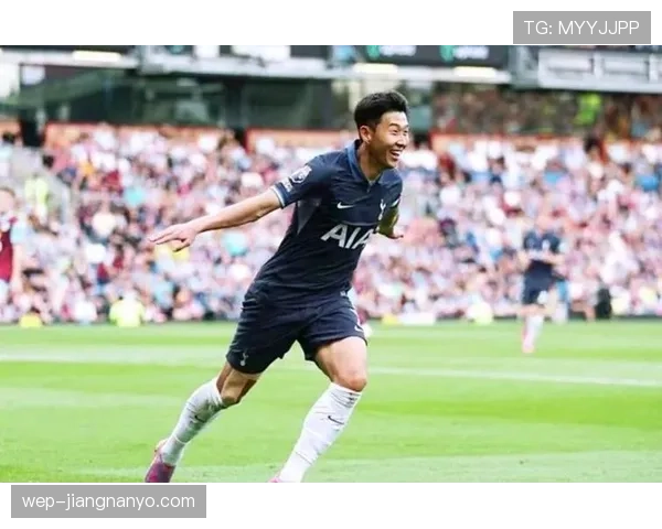 孙兴慜与萨拉赫在前锋定位下转移射门区域趋势差异