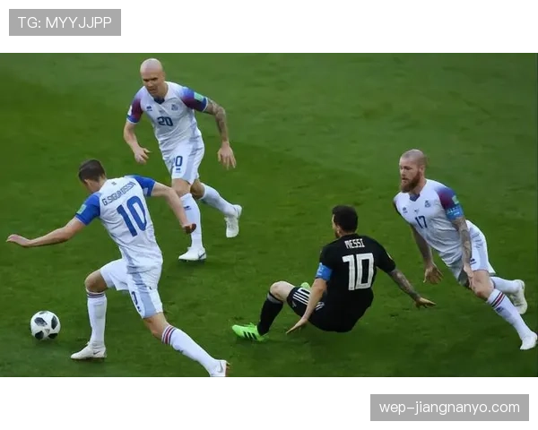 奥斯梅恩与努涅斯：全能中锋与门前终结者的战术角色对比