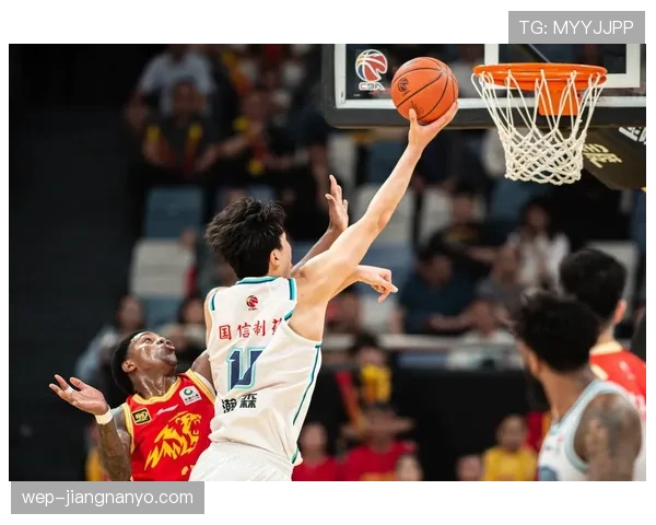 杨瀚森篮下冲击力提升明显 带动球队内线攻防效率改观